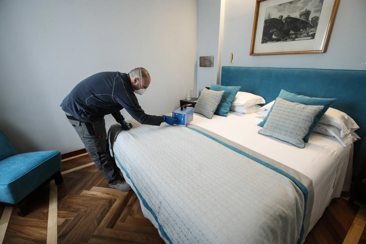 "Brak realnej pomocy ze strony państwa, spodziewany wzrost kosztów i spadek cen mogą zatopić polską branżę hotelarską" – pisze czwartkowa "Rzeczpospolita".