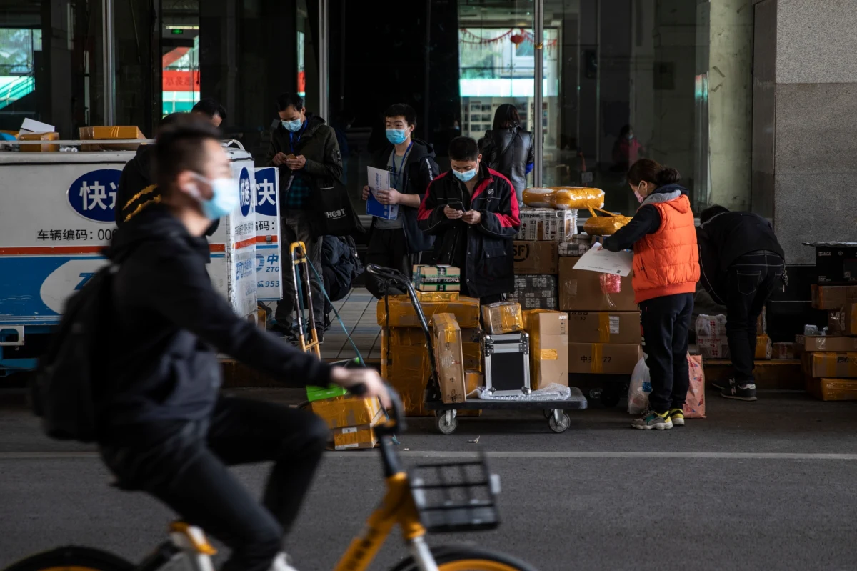Po przejściu szczytowego okresu epidemii koronawirusa mieszkańcy chińskiego miasta Kanton rozluźnili kontrole, wrócili do pracy i znów tłumnie wychodzą na ulice. Strach powrócił jednak do dzielnic, w których wykryto ostatnio szereg nowych infekcji.