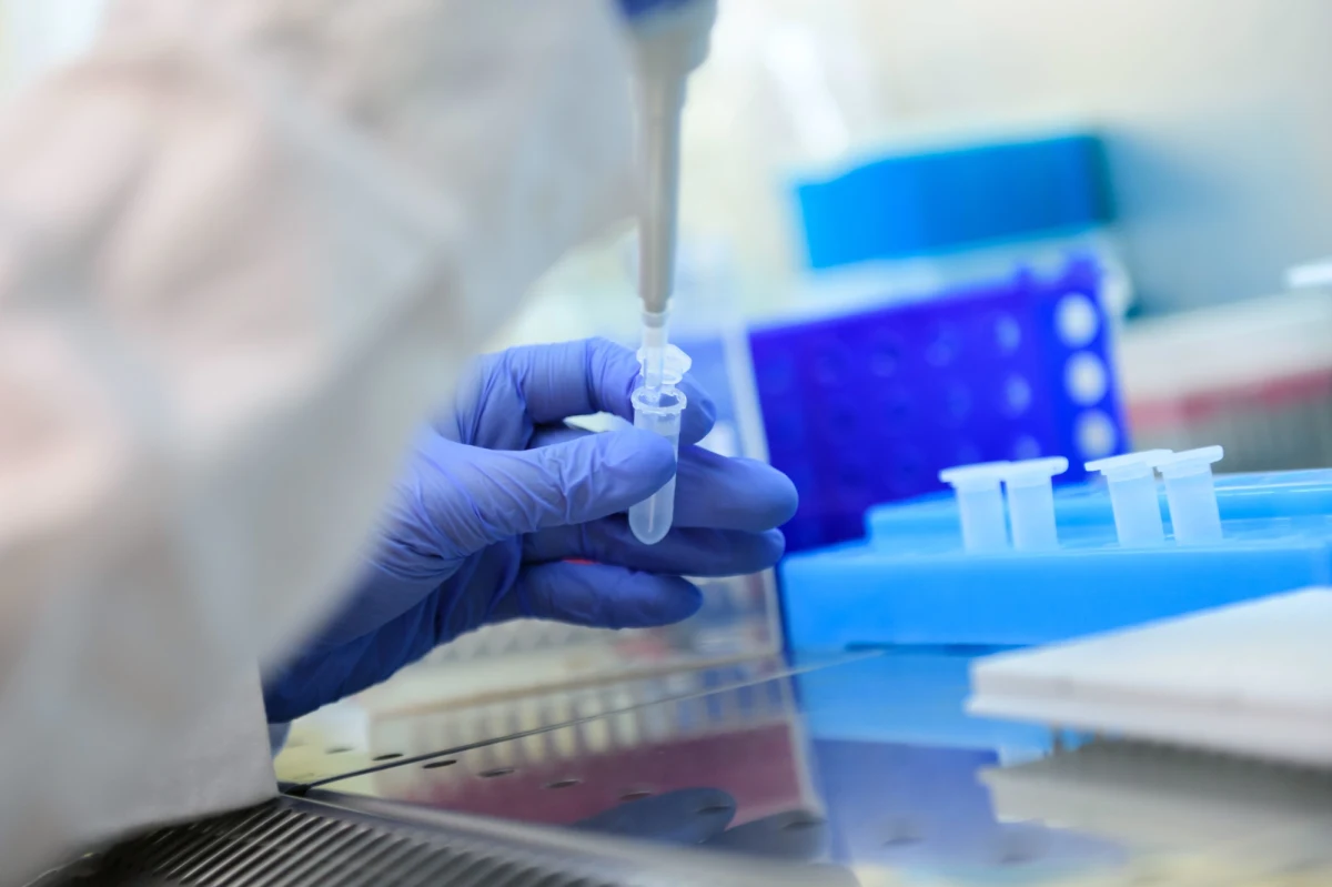 Badanie tzw. szybkim testem antygenowym polega na wykrywaniu białek koronawirusa w wymazie pobranym z nosa i gardła - mówi dr Paweł Grzesiowski. To trzeci rodzaj badań diagnostycznych w chorobie COVID-19, jednak wciąż nie znana jest czułość ani swoistość testów sprowadzonych do Polski. Polska nadal znajduje się na dole rankingu pod względem liczby wykonanych testów na milion mieszkańców.