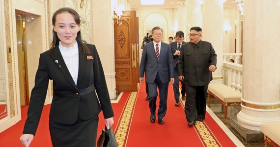 Jest najbliższym członkiem rodziny Kim Dzonga Una. Od lat cieszy się wysoką pozycją w reżimowym rządzie Korei Północnej. Stąd też dywagacje ekspertów, czy to właśnie Kim Yo-Jong przejmie władzę w kraju po starszym bracie. 