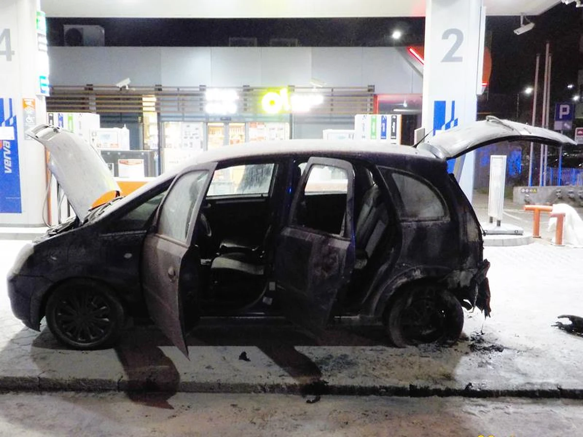 Było o krok od tragedii. Na jednej ze stacji paliw w Warszawie spłonął samochód. Pojazd stał tuż obok dystrybutorów. 