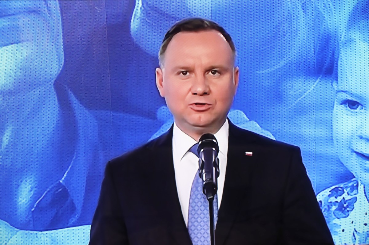 Jeśli wybory prezydenckie odbyłby się w kwietniu największe poparcie uzyskałby Andrzej Duda. Głos na niego oddałoby 59 proc. badanych, deklarujących udział w wyborach. Władysław Kosiniak-Kamysz i Szymon Hołownia uzyskaliby po 7 proc poparcia. Najmniej osób - 4 proc. - zagłosowałby na Małgorzatę Kidawę-Błońską - wynika z sondażu Kantar. Na kandydata Lewicy Roberta Biedronia oraz kandydata Konfederacji Krzysztofa Bosaka zagłosowałoby po 5 proc. wyborców, deklarujących udział w wyborach prezydenckich.
