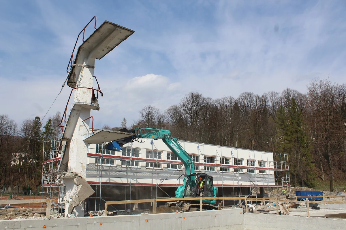 Zabytkowa wieża do skoków na miejskim kąpielisku w Wiśle to już historia. Właśnie została zburzona. To był jeden z symboli miasta i jedno z najbardziej charakterystycznych miejsc w Wiśle.