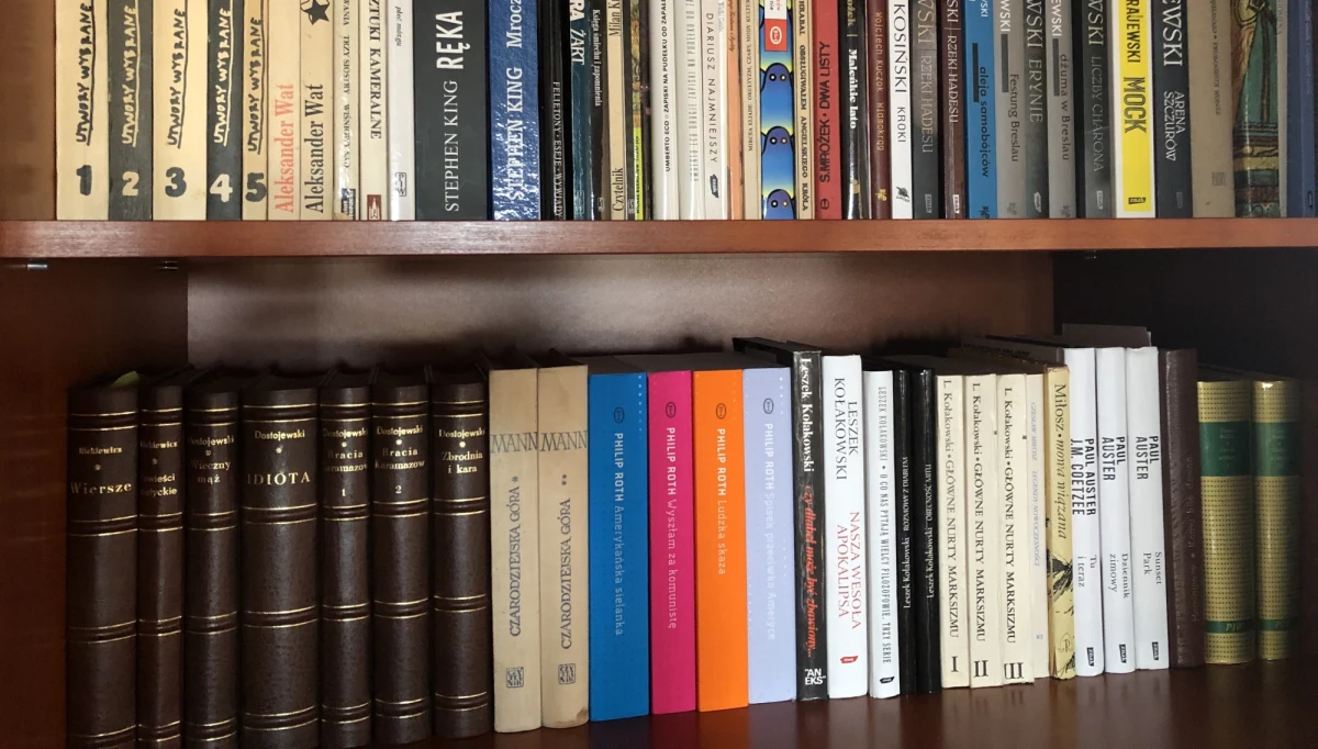 ​23 kwietnia to Światowy Dzień Książki i Praw Autorskich. "Moc książek powinna być wykorzystywana do walki z izolacją" - podkreśla w tegorocznym przesłaniu UNESCO. Z powodu pandemii koronawirusa wiele księgarń na całym świecie działa tylko w sieci. "Tęsknimy za spotkaniami autorskimi, za naszymi czytelnikami" - mówią w RMF FM pisarze w Światowym Dniu Książki.