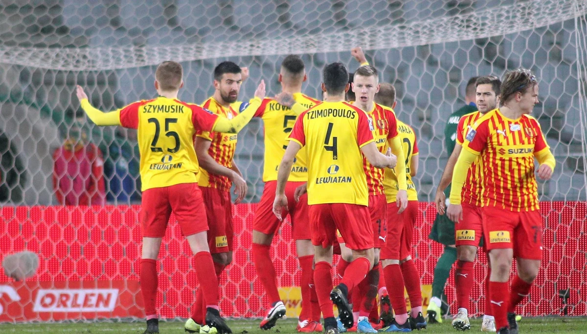 Korona Kielce po 26 ligowych kolejkach zajmuje w Ekstraklasie 14. lokatę. Po wznowieniu rozgrywek klub będzie zatem bronił się przed spadkiem. Pytanie w jakim składzie będą mogli zagrać Kielczanie pod koniec sezonu. Kilkunastu zawodnikom z końcem czerwca kończą się umowy. UEFA planuje by między innymi nasza Ekstraklasa mogła dokończyć sezon do 20 lipca.