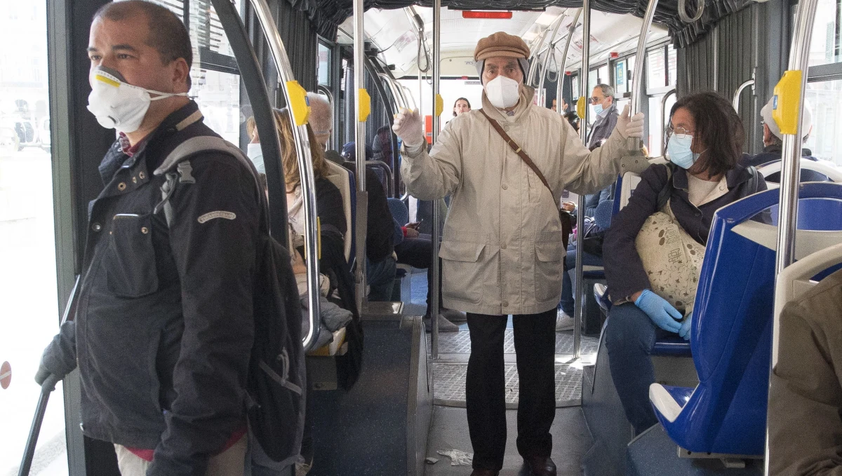 464 osoby zakażone koronawirusem zmarły we Włoszech w ciągu ostatniej doby - podała w czwartek Obrona Cywilna. Tym samym łączny bilans zmarłych wzrósł do 25549. Sytuacja epidemiczna poprawia się.