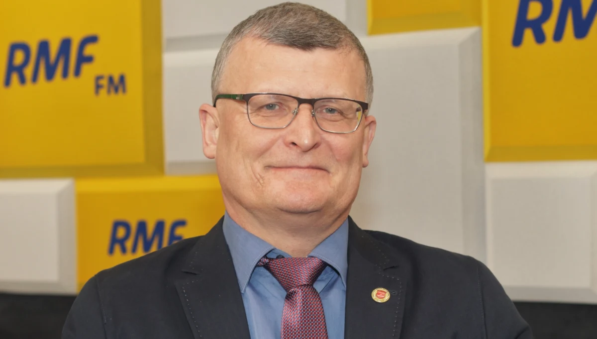 "Jesteśmy w grupie krajów, gdzie ilość zakażeń nie przekroczyła 20 tys. Dopiero przekroczyliśmy 10. Przed nami jest dopiero ten szczyt. Wiemy, że w tej pierwszej fali epidemicznej zarazi się 150-200 tys. ludzi. U nas to jeszcze nie nastąpiło" - stwierdził w Porannej rozmowie w RMF FM dr Paweł Grzesiowski, immunolog, ekspert profilaktyki zakażeń ze Szkoły Zdrowia Publicznego. "To jest tylko ta cyfra, którą znamy z potwierdzonych przypadków. W rzeczywistości zakazi się pewnie kilka milionów. To jest oczywiste" - dodał. "8 osób na 10 w ogóle nie wie, że choruje' - przypomniał ekspert. 