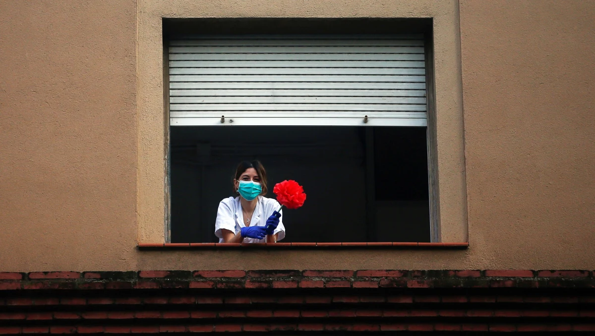 23 kwietnia Katalonia obchodzi dzień swojego patrona - świętego Jerzego. Jest to także święto zakochanych, katalońska wersja Walentynek. Podarowuje się zawsze to samo - mężczyźni wręczają ukochanym czerwone róże, zaś kobiety odwdzięczają się książką.