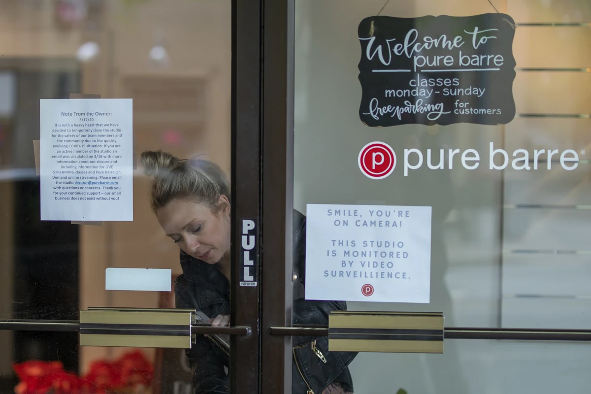 W Stanach Zjednoczonych na koronawirusa zmarło już 49 759 osób; w ciągu doby bilans ofiar śmiertelnych epidemii wzrósł o 3176 - wynika z bilansu prowadzonego przez Uniwersytet Johnsa Hopkinsa w Baltimore.