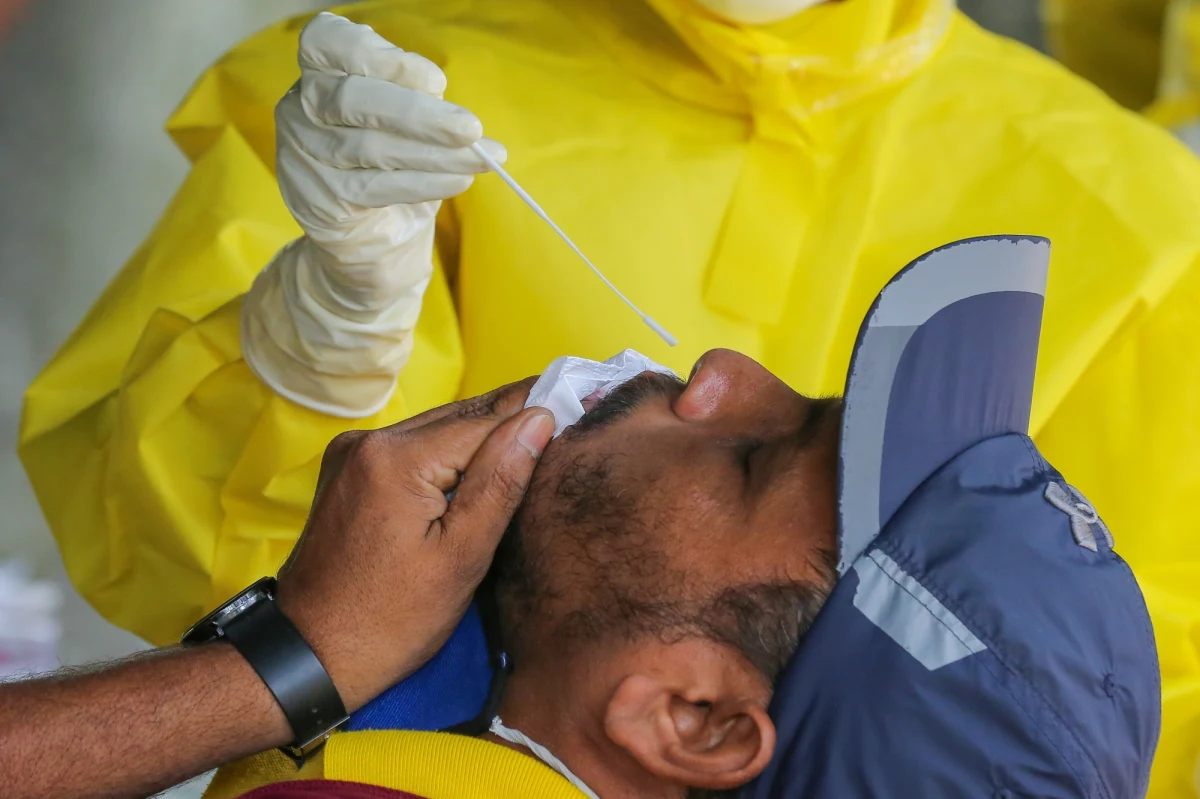 Koronawirus prawdopodobnie wykorzystuje dwa konkretne typy komórek w nosie jako bramę do ludzkiego ciała. Naukowcy z Uniwersyteckiego Centrum Medycznego w Groningen (UMCG) do takich wniosków doszli wspólnie z kolegami z Wielkiej Brytanii i Francji - informuje "De Telegraaf".