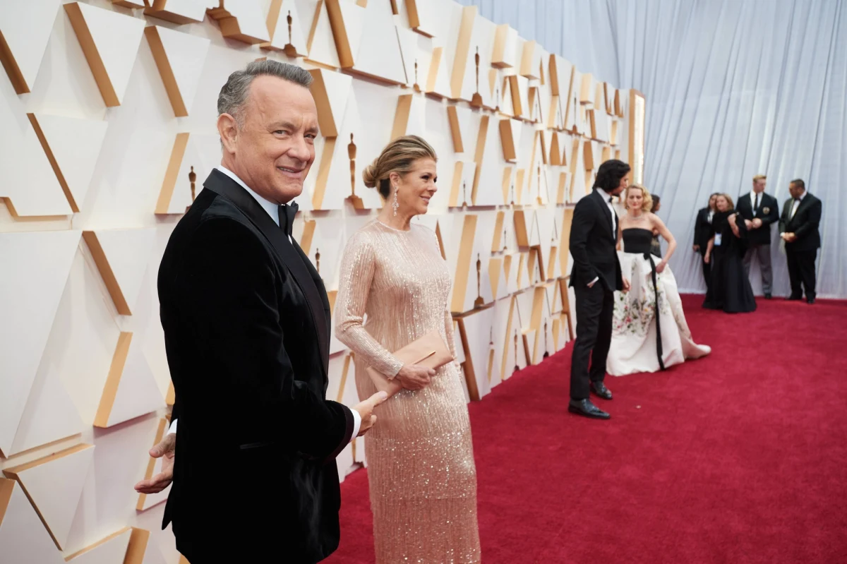 Tom Hanks odpowiedział na list chłopca z Australii, który skarżył się, że w dobie pandemii jest dręczony za to, że ma imię Corona. Gwiazdor przekazał też chłopcu maszynę do pisania firmy… Corona - podaje "The Guardian".