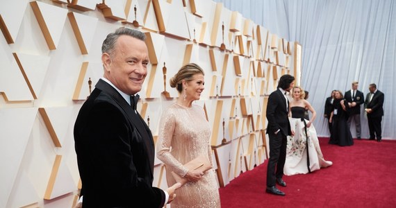 Tom Hanks odpowiedział na list chłopca z Australii, który skarżył się, że w dobie pandemii jest dręczony za to, że ma imię Corona. Gwiazdor przekazał też chłopcu maszynę do pisania firmy… Corona - podaje "The Guardian".