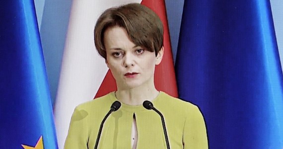 "Liczba bezrobotnych na koniec roku może wzrosnąć do 1,5 mln osób, a stopa bezrobocia nawet do 9-10 proc." - powiedziała w piątek wicepremier, minister rozwoju Jadwiga Emilewicz. Dodała, że w obecnej sytuacji zasiłek dla bezrobotnych może zostać zwiększony.