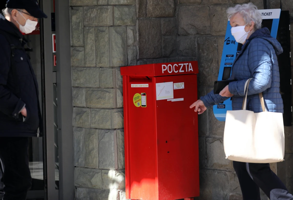 "Ryzyko transmisji wirusa między osobami za pośrednictwem listów i przesyłek jest niskie" - powiedziała ekspertka europejskiego oddziału Światowej Organizacji Zdrowia (WHO) dr Catherine Smallwood, odpowiadając na pytanie o bezpieczeństwo wyborów korespondencyjnych.