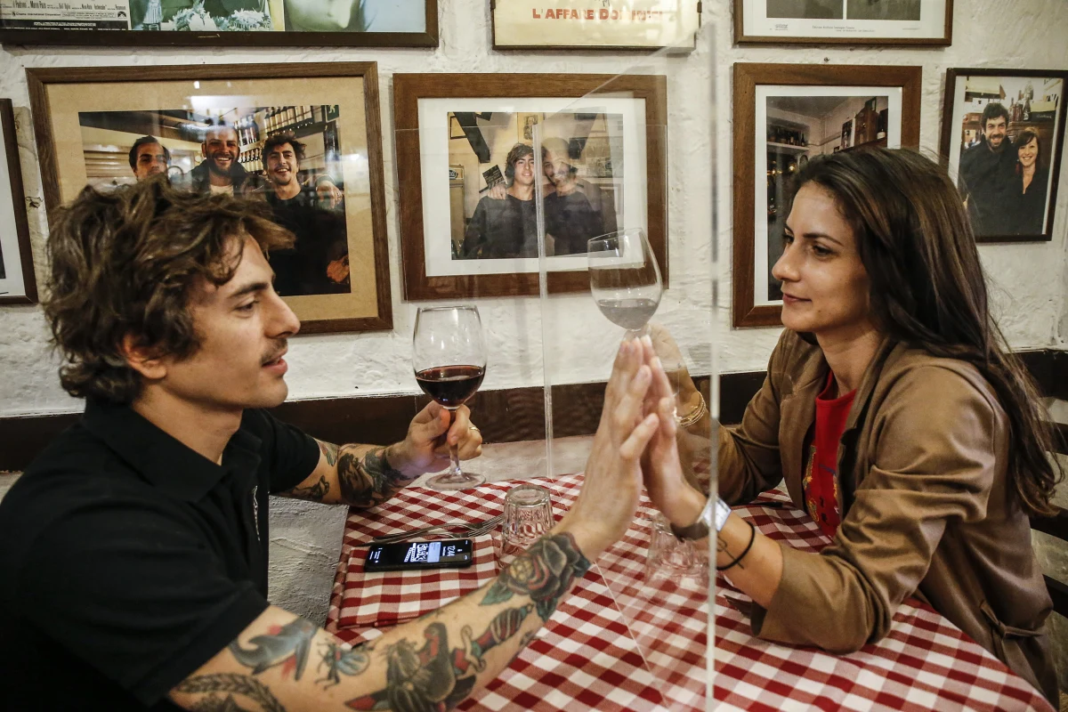 Europa powoli wraca w miarę do normalnego życia w dobie pandemii koronawirusa. Poszczególne kraje luzują obostrzenia i przygotowują się na stopniowe odmrażanie gospodarki. Włoskie restauracja testują plastikowe przesłony w restauracjach. Na zdjęciach z Niemiec widać uczniów w szkolnych ławkach z maseczkami na twarzach. 