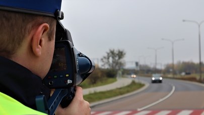 16-latek bez "prawka" uciekał oplem przed policją. Wiózł 6 pasażerów