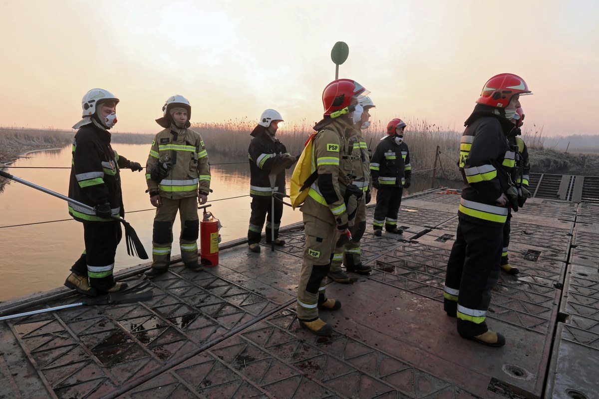 W 2018 roku polscy strażacy ruszyli z pomocą do Szwecji, gdzie pożar trawił lasy. Teraz szwedzcy strażacy chcą się odwdzięczyć Polakom: "Szwedzcy strażacy gotowi są pomóc w gaszeniu pożaru w Dolinie Biebrzy" - przekazał Johan Szymanski, szef straży pożarnej w regionie Dalarna w południowej Szwecji.