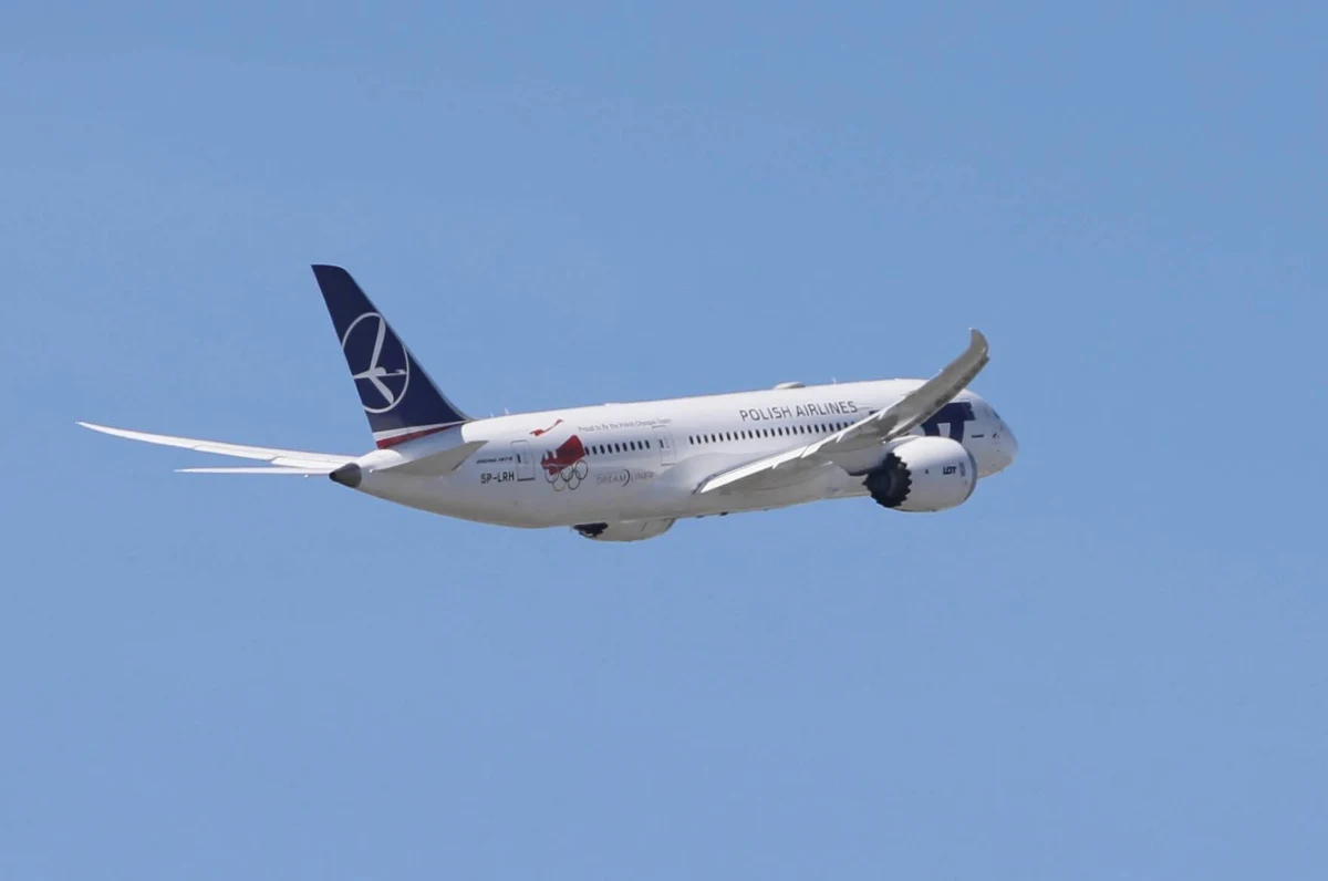 "W Polskich Liniach Lotniczych LOT szykują się zwolnienia grupowe" - alarmuje Związek Zawodowy Personelu Pokładowego i Lotniczego. Zarząd linii już zapowiedział obniżenie załodze pensji nawet o 70 procent. W tym momencie rusza kolejna tura negocjacji.