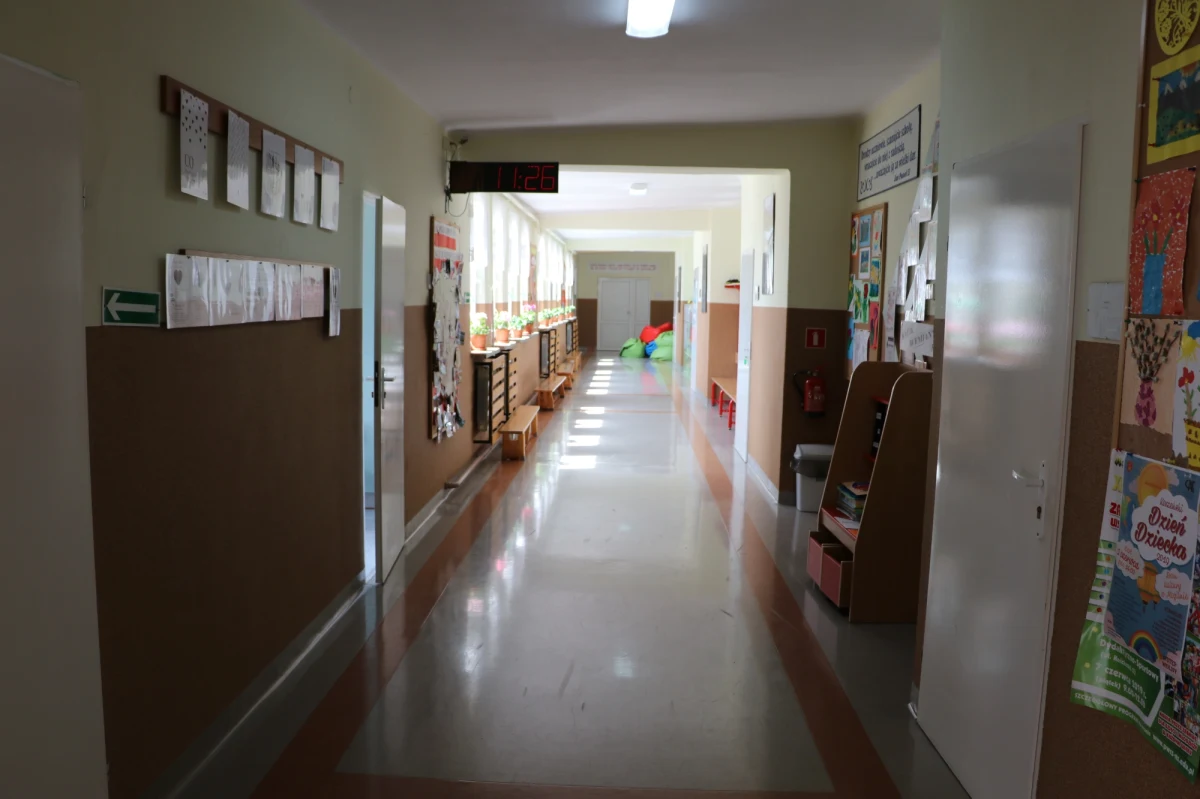 Do 24 maja będą zamknięte szkoły, przedszkola i żłobki – taką decyzję ogłosił minister edukacji, Dariusz Piontkowski. Za kilka dni rząd poda informacje, czy "będzie możliwość w części tych placówek prowadzenia jakiejś formy działalności opiekuńczej". 