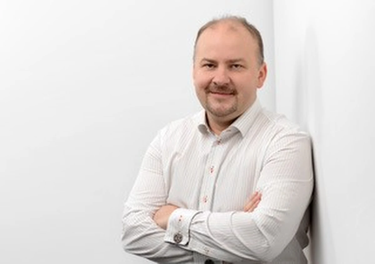 „Bardzo poważny rozwiązaniem kryzysowym (dla biur podróży) są vouchery, które przenoszą umowy na przyszłość. Bardzo wiele osób, jeśli chodzi o wypoczynek dzieci, dzisiaj decyduje się na to, by przenieść tę umowę w formie vouchera na przyszły rok” – mówił w Popołudniowej rozmowie w RMF FM wiceprezes Polskiej Izby turystyki Andrzej Kindler. Zaznaczył, że jeśli „poziom tych voucherów będzie na znaczącym poziomie”, to znacząco pomoże to branży turystycznej w czasie kryzysu związanego z pandemią koronawirusa. Pytany o to, czy szybkie otwarcie granic uratuje turystykę, Kindler powiedział, że „samo otworzenie granic i hoteli bez wprowadzenia procedur bezpieczeństwa, żeby nasi klienci czuli się bezpieczni, nic nie da”. 