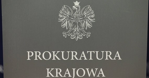 ​Prokuratorzy muszą być apolityczni i niezależni. Mają obowiązek bronić praw i wolności obywateli, a nie angażować się w spory polityczne i partyjne - napisała Prokuratura Krajowa w komunikacie odnoszącym się do umorzenia śledztwa ws. wyborów prezydenckich. Wobec Ewy Wrzosek, która zajmowała się dochodzeniem, będzie wszczęte postępowanie dyscyplinarne. 