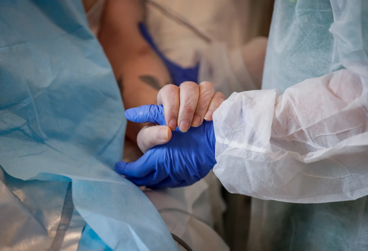 Pacjent z koronawirusem, który był w stanie krytycznym, w szybkim tempie wraca do zdrowia w szpitalu uniwersyteckim w Gandawie. Zastosowano u niego leczenie osoczem krwi osoby, która wcześniej została wyleczona z Covid-19 i wytworzyła przeciwciała - podaje portal telewizji VRT.