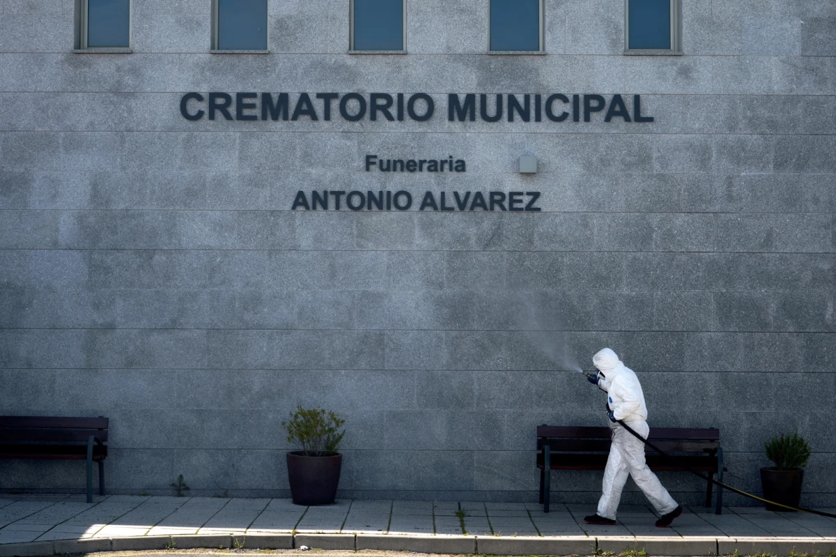 Z ogarniętej epidemią koronawirusa Hiszpanii uciekają migranci, szczególnie obywatele Maroka i Algierii. Najbardziej zdesperowani nie wahają się zapłacić za nielegalną podróż łodzią do swoich krajów 5 400 euro – pisze madrycki dziennik "El Pais".