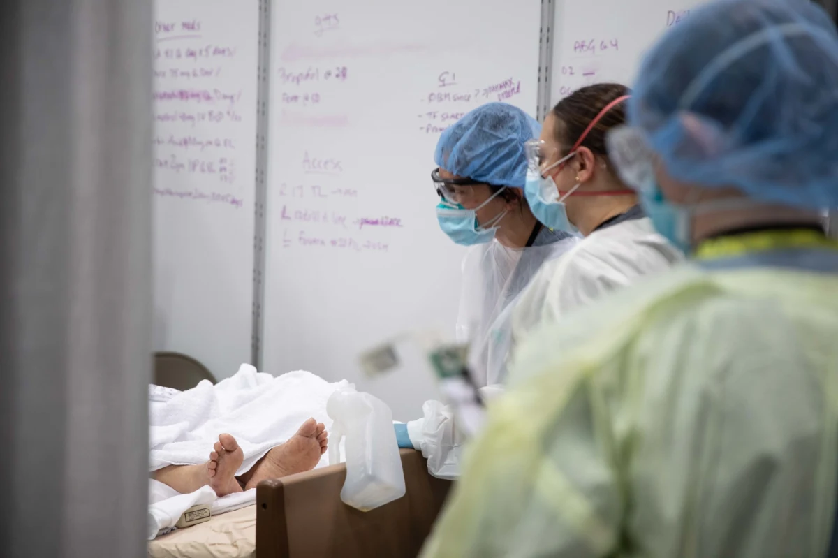 Liczba przypadków śmiertelnych z powodu zakażenia koronawirusem w USA przekroczyła w piątek 50 tysięcy - podał uniwersytet Johnsa Hopkinsa z Baltimore. Dane te potwierdza w swoich wyliczeniach agencja Reuters.