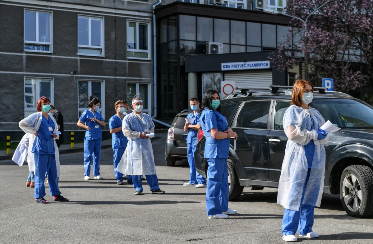 Jest wiele modeli rozwoju epidemii w Polsce. Te, które dostaję z renomowanych zespołów badawczych, mówią, że szczyt zachorowań może nastąpić jesienią - mówił w Polsat News minister zdrowia Łukasz Szumowski.