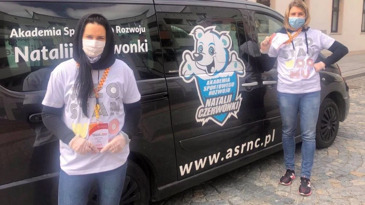 "Jako pierwszy w pomoc zaangażował się mój brat, który jest ratownikiem górniczym. Ja postanowiłam też zrobić coś dobrego. Wspólnie z koleżanką z reprezentacji Andżeliką Wójcik zgłosiłyśmy się do programu wolontariatu organizowanego w urzędzie miasta" - mówi RMF FM panczenistka Natalia Czerwonka, która od kilkunastu dni dostarcza zakupy osobom potrzebującym w Lubinie.