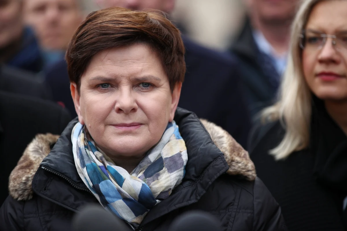 "Wierzę w to, że wybory odbędą się 10 maja, bo to jest potrzebne Polsce" – stwierdziła w wywiadzie dla „Gazety Polskiej Codziennie” Beata Szydło – europoseł i szefowa sztabu programowego ubiegającego się o reelekcję Andrzeja Dudy. „Możliwe jest przeprowadzenie tych wyborów, tyle tylko, że Senat musi szybko procedować tę ustawę, więc teraz to jest przede wszystkim odpowiedzialność marszałka Tomasza Grodzkiego za to, czy polityczna sytuacja w Polsce po 10 maja będzie stabilna, czy też nie" - dodała. "Polacy powinni mieć poczucie tego, że w tym trudnym czasie sytuacja polityczna jest uspokojona, a politycy powinni się zajmować przede wszystkim tym, co jest najważniejsze, czyli gospodarką, miejscami pracy oraz walką z koronawirusem i jego skutkami. Żeby tak było, potrzebne są spokój i współpraca, a ze strony opozycji tego nie ma" – podkreśliła. 