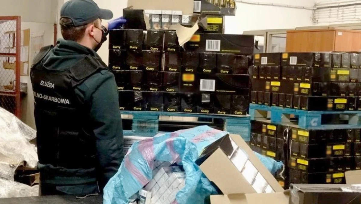 Podczas kontroli na polsko-ukraińskim przejściu granicznym w Korczowej podkarpacka KAS ujawniła przemyt ponad 1,1 miliona szt. papierosów wartych ok. 800 tys. zł ukrytych w transporcie zupek błyskawicznych - poinformowała w sobotę Krajowa Administracja Skarbowa.