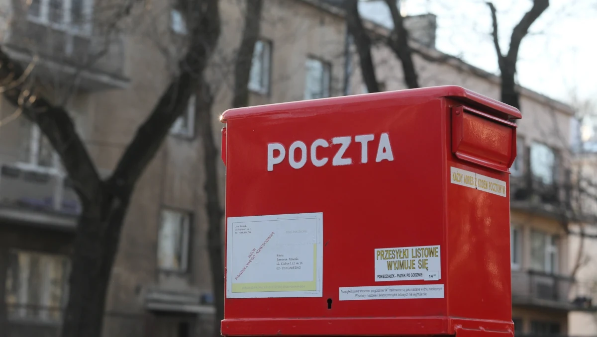 Jest kolejny przykład chaosu prawnego wokół przygotowań do wyborów korespondencyjnych. Decyzja premiera, na podstawie której Poczta Polska żąda od samorządowców wydania list wyborców - nie jest prawomocna, i będzie ją można zacząć wykonywać dopiero 4 maja. Powodem jest zawarty w niej błąd, który wytyka opinia prawna, jaką zamieszczamy poniżej.