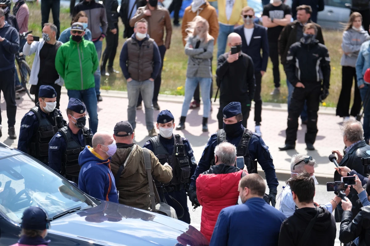 Przedsiębiorcy zarzucający rządowi m.in. nieskuteczność podjętych działań antykryzysowych w proteście przejechali samochodami przez centrum Katowic. W ocenie policji, podczas protestu doszło do naruszenia przepisów - zarówno tych związanych ze stanem epidemii, jak i zasad ruchu drogowego.