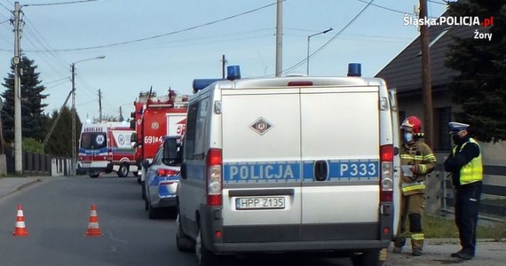 Z ciężkimi obrażeniami trafili po wypadku do szpitala 42-letnia kobieta i 35-letni mężczyzna z Żor w Śląskiem: przy ul. Folwareckiej potrącił ich samochód, którego kierowca zasnął za kierownicą i wjechał na chodnik.