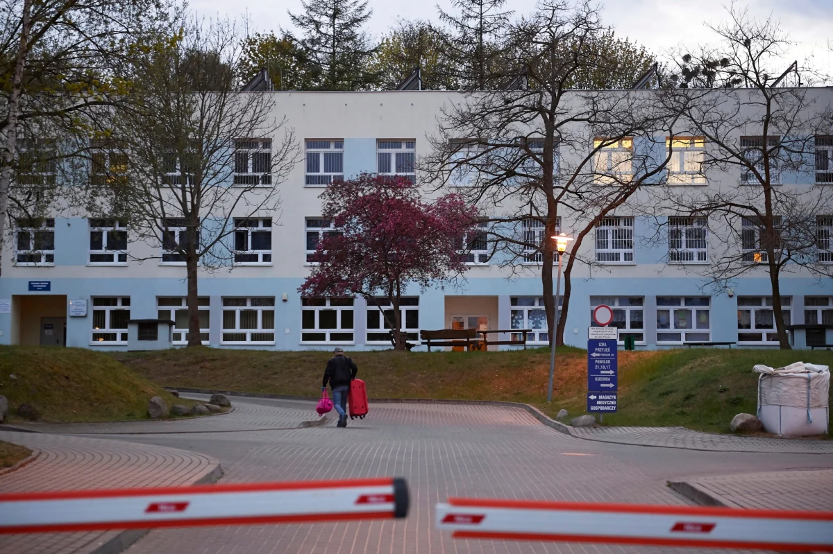 Wojewódzki Szpital Psychiatryczny w Gdańsku został objęty całkowitą kwarantanną. U 15 członków personelu medycznego i członka załogi karetki potwierdzono zakażenie koronawirusem. Trwają badania pacjentów i pozostałych osób z personelu.