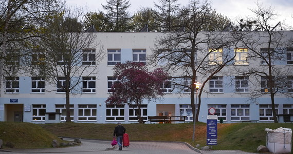 Wojewódzki Szpital Psychiatryczny w Gdańsku został objęty całkowitą kwarantanną. U 15 członków personelu medycznego i członka załogi karetki potwierdzono zakażenie koronawirusem. Trwają badania pacjentów i pozostałych osób z personelu.