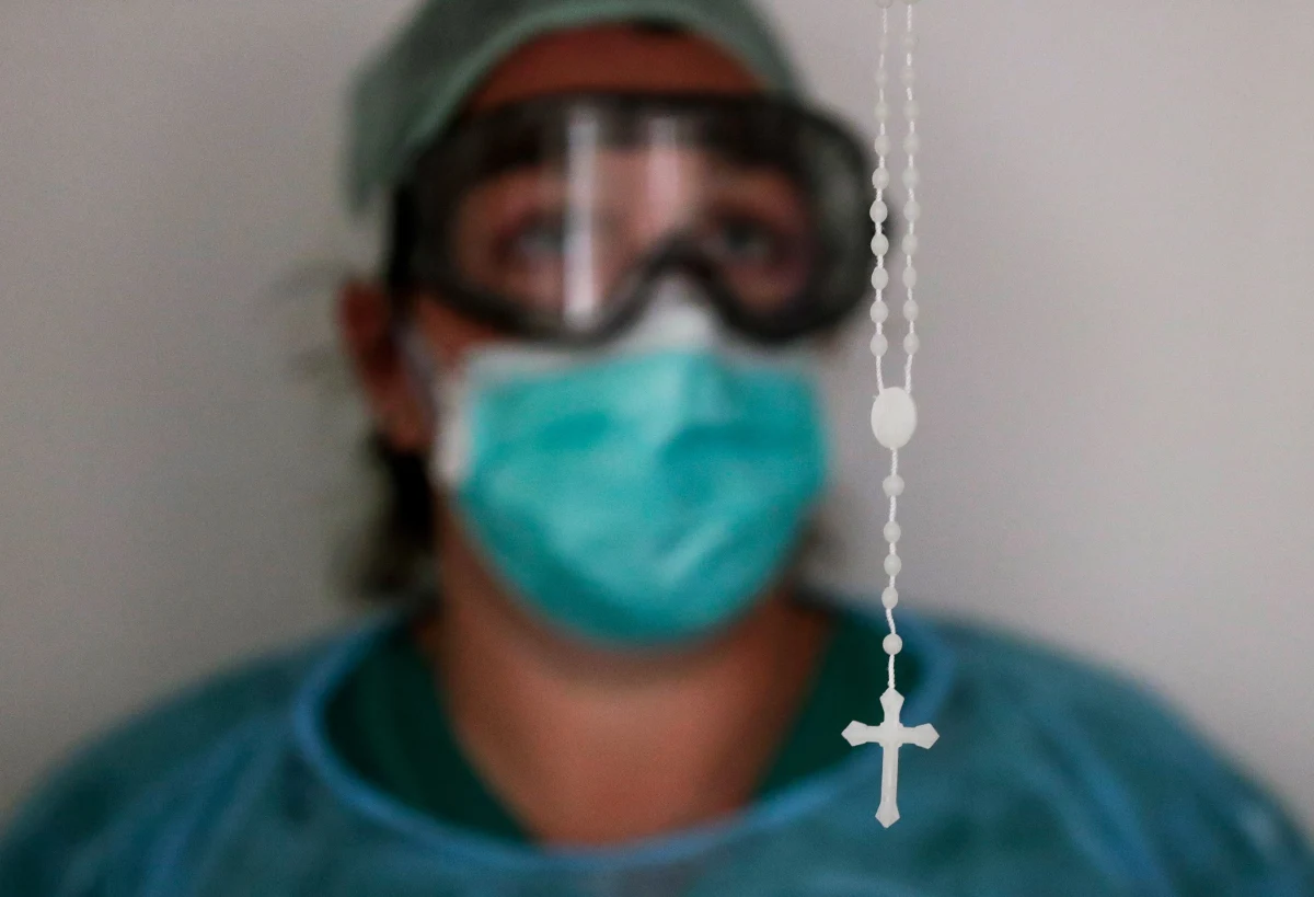 Katy i Emma, siostry bliźniaczki z Wielkiej Brytanii zmarły w odstępie trzech dni. Obie z powodu zarażenia się koronawirusem. Były pielęgniarkami opiekującymi się dziećmi. 