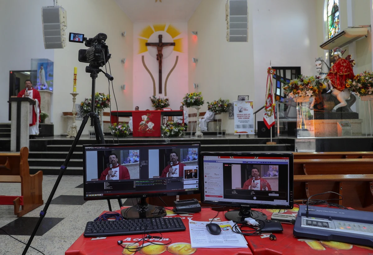 W niedzielę 26 kwietnia w Kościele katolickim obchodzona jest Niedziela Biblijna i IV Narodowe Czytanie Pisma Świętego. Z powodu epidemii koronawirusa nie wszyscy będą mogli uczestniczyć osobiście we mszy. W związku z tym Kościół zachęca do uczestnictwa z pomocą transmisji online. 