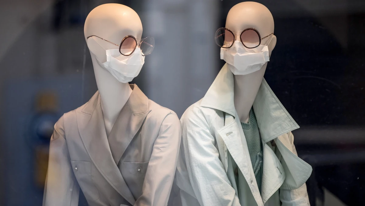 Wstrzymanie międzynarodowego ruchu kolejowego oraz obowiązek dwutygodniowej kwarantanny dla osób przekraczających granice i udających się do miejsc zamieszkania lub pobytu na terenie Polski przedłużone zostały do odwołania - stanowi zmienione rozporządzeniu rządu, które weszło w życie w niedzielę.