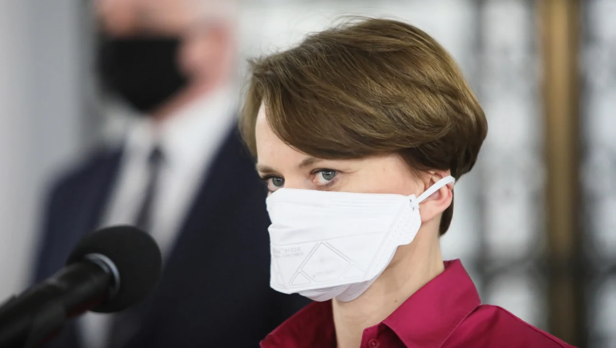 "Aktualnie nie da się przeprowadzić wyborów prezydenckich w normalnym trybie w terminie wyznaczonym przez konstytucję. W żaden sposób" - podkreśliła w rozmowie z dziennikiem "Polska Times" wicepremier i minister rozwoju Jadwiga Emilewicz. Odnosząc się do kwestii ekonomicznych, zaznaczyła natomiast, że wedle rządowego scenariusza bazowego gospodarka zostanie odmrożona na koniec czerwca.