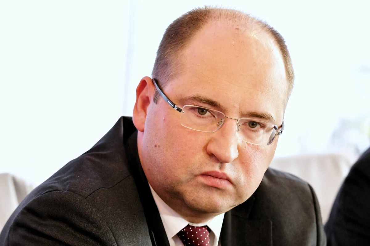 "W obliczu nadciągającego kryzysu gospodarczego wszyscy ci, którzy przyłożą rękę do rozbicia większości parlamentarnej i upadku rządu, popełnią fatalny polityczny błąd i będą mieć na sumieniu stabilność systemu politycznego" - ocenił poseł Porozumienia Adam Bielan.