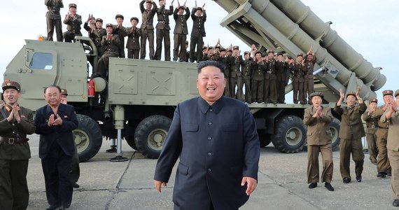 ​Doradca prezydenta Korei Południowej zaprzecza doniesieniom mediów o tym, że przywódca Korei Północnej Kim Dzong Un zmarł lub jest w ciężkim stanie. W rozmowie z CNN powiedział, że dyktator "żyje i ma się dobrze".