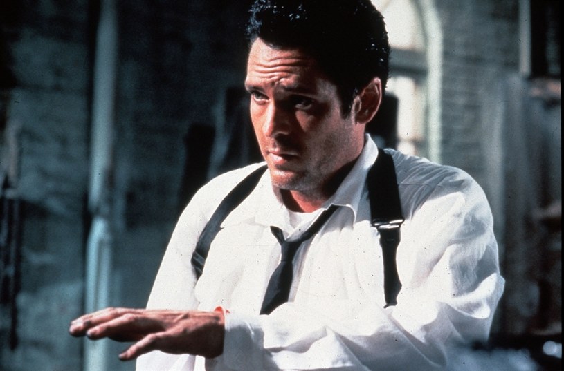 Nietypowy sposób wybrał Michael Madsen do tego, by przypomnieć swoim fanom o konieczności pozostawania w domu w czasie trwania pandemii koronawirusa. Aktor, który w filmie Quentina Tarantino "Wściekłe psy" wcielił się w rolę Pana Blondyna, powtórzył słynną scenę filmową, w której torturuje policjanta.
