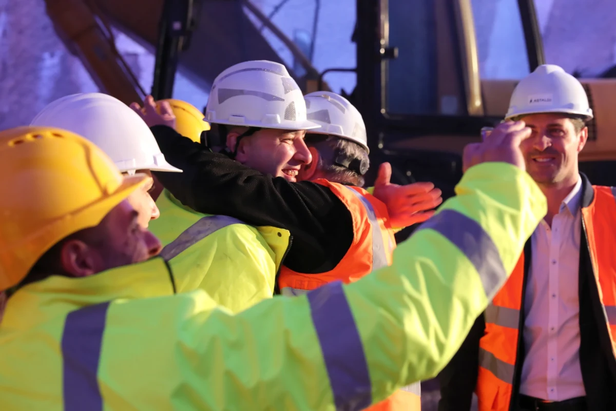 Na nowym odcinku trasy ekspresowej S7 powstał jeden z najdłuższych tuneli w Polsce. Dziś, kwadrans przed godziną 13. zdetonowano materiały wybuchowe i połączono drugą nitkę tunelu na zakopiance na odcinku Lubień - Rabka Zdrój. Jeszcze w 2021 dojazd do Tatr ma być o wiele wygodniejszy. 
