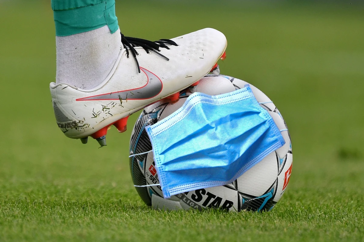 Nowa sportowa rzeczywistość w Polsce będzie trochę nierzeczywista. Piłka nożna, czyli 22 facetów uganiających się za piłką to – owszem – mniej niż 50 osób. Ale przypomnę, że w meczu uczestniczą nie tylko piłkarze. Tymczasem nowa sportowa rzeczywistość przygotowana przez rządzących sugeruje, że imprezy sportowe na otwartej przestrzeni będą mogły gromadzić jedynie wspomnianych 50 osób bez udziału publiczności. Wszystko oczywiście dla bezpieczeństwa, ale też bez zdrowego rozsądku.