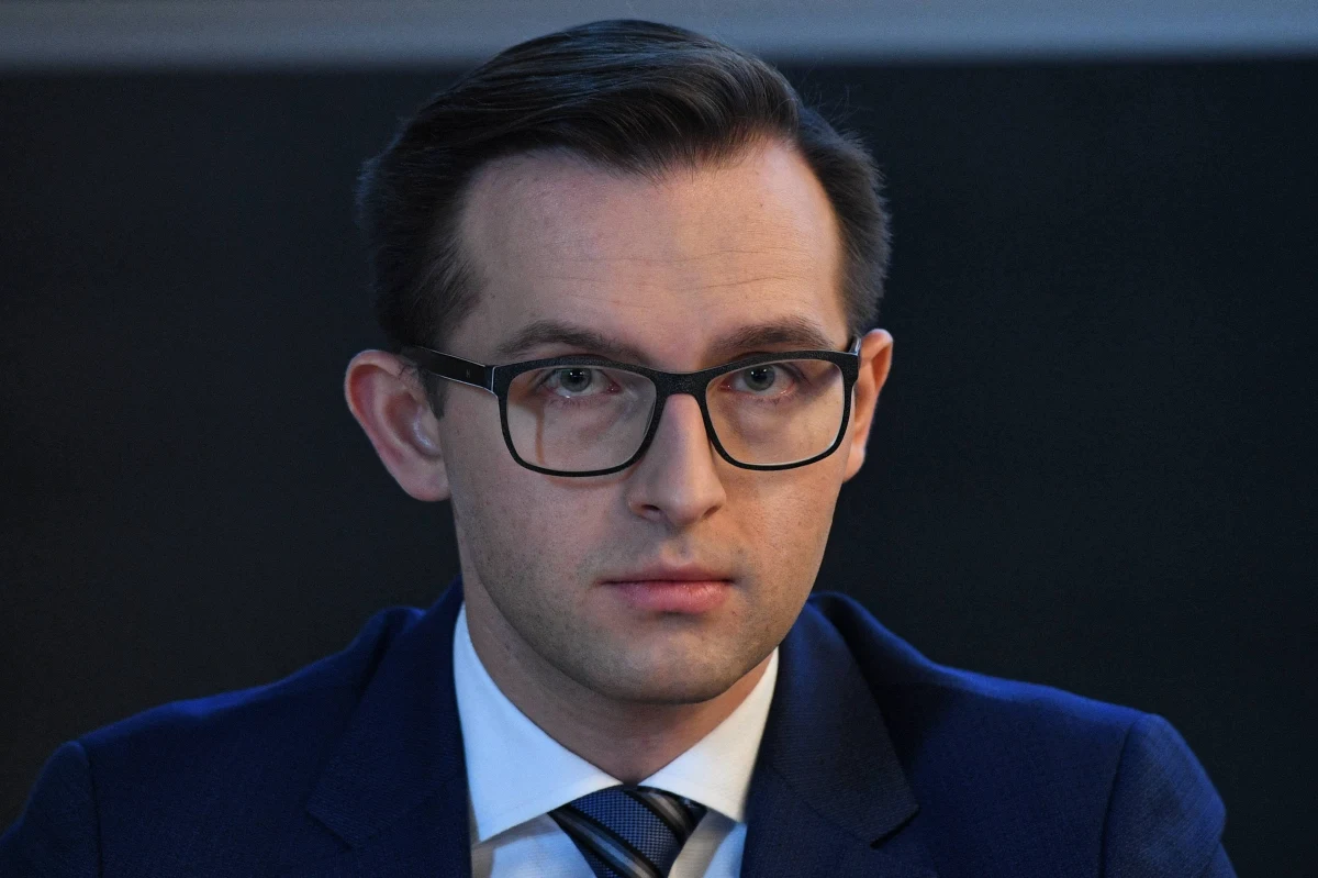 "Naszym zadaniem jest, żeby te wybory w sposób profesjonalny przygotować. Mamy część organizacyjną, która spoczywa na naszych barkach. W takim chaosie prawnym i organizacyjnym nie da się tych wyborów przeprowadzić" - ocenił w Popołudniowej rozmowie w RMF FM Krzysztof Kosiński – prezydent Ciechanowa i sekretarz Związku Miast Polskich. "Mamy tyle wytrychów prawnych w nowych przepisach, które są procedowane, że to one ograniczają możliwość głosowania obywatelom" - tłumaczył. "Nie stworzono możliwości uzyskania z pakietem wyborczym nakładki na kartę do głosowania, która jest sporządzona w alfabecie Braille'a. Osoby, które są niewidome, nie będą mogły w tych wyborach uczestniczyć" - zauważył Kosiński. 