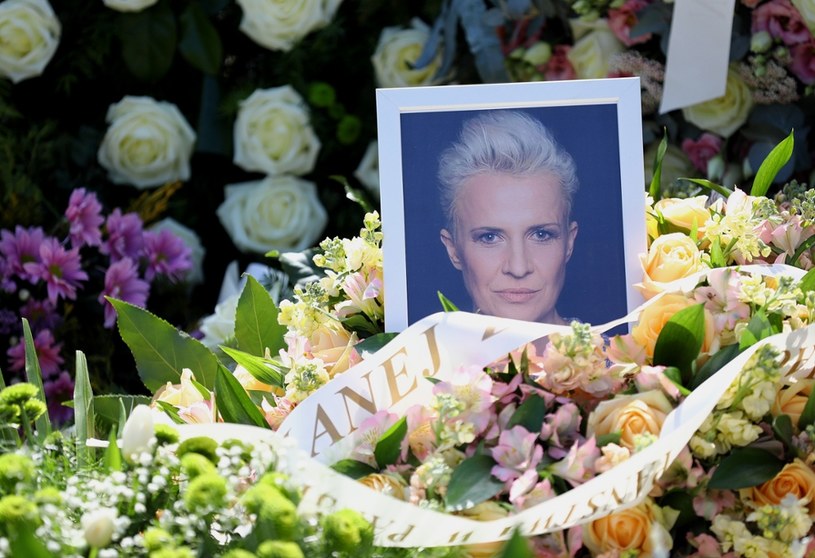 Rodzina, bliscy, przyjaciele, znajomi i współpracownicy pożegnali zmarłą 17 kwietnia dziennikarkę Polsatu Ewę Żarską.