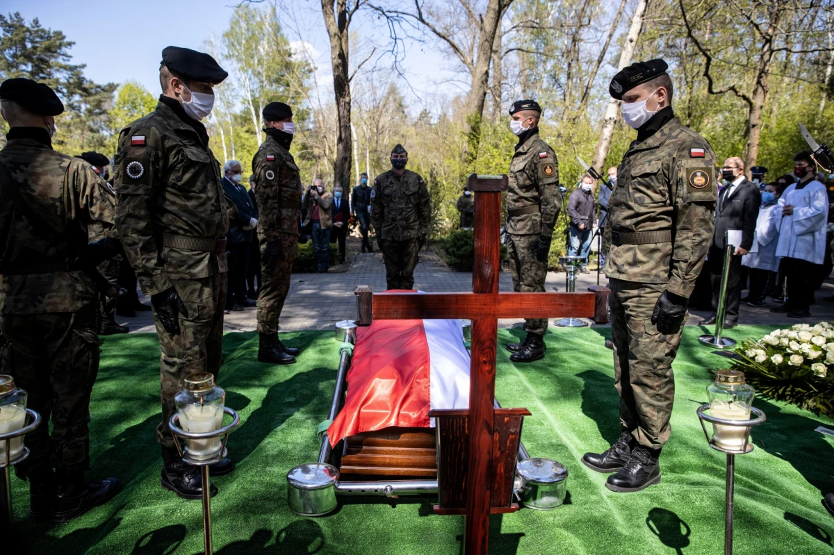 Krystyna Łybacka – była minister edukacji i długoletnia posłanka Sojuszu Lewicy Demokratycznej – spoczęła na cmentarzu Miłostowo w Poznaniu. Uroczystości pogrzebowe miały charakter państwowy. Za wybitne zasługi w działalności publicznej prezydent Andrzej Duda przyznał Łybackiej pośmiertnie Krzyż Komandorski Orderu Odrodzenia Polski.