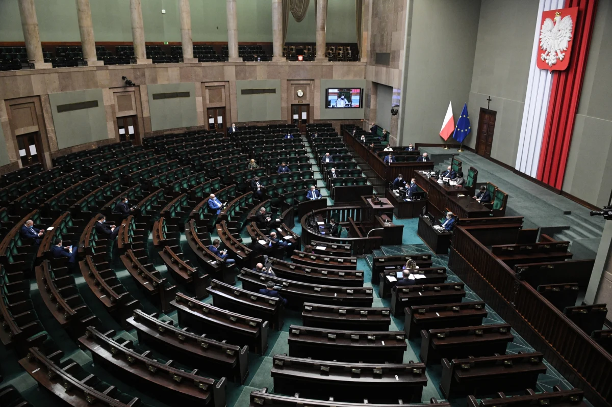 Koalicja Obywatelska domaga się większej liczby posłów biorących udział w obradach Sejmu na sali plenarnej. Jak argumentuje największy klub opozycyjny, rząd łagodzi obostrzenia, a marszałek Sejmu nadal każe posłom pracować zdalnie. "Więcej wiernych może brać udział we mszy niż posłów w obradach Sejmu " - pismo między innymi z takim zdaniem trafiło już do Elżbiety Witek. 